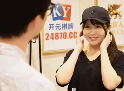 Nhân viên giao hàng dễ tính dễ tính trong lúc làm việc