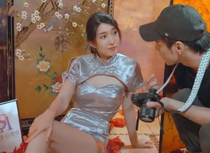 Anh chàng thợ chụp làm tình với người mẫu ngay trên ghế sofa studio